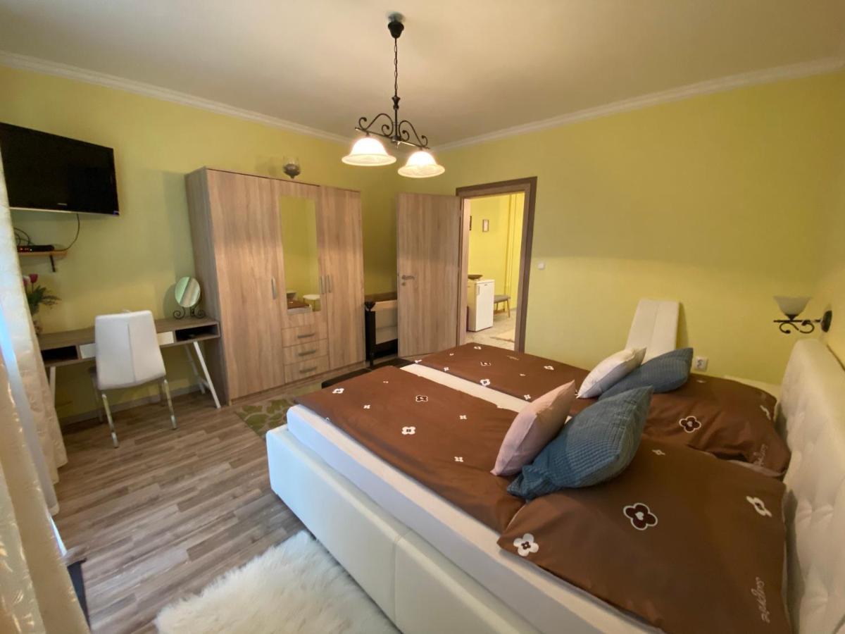 Eszter Apartman Eger Extérieur photo