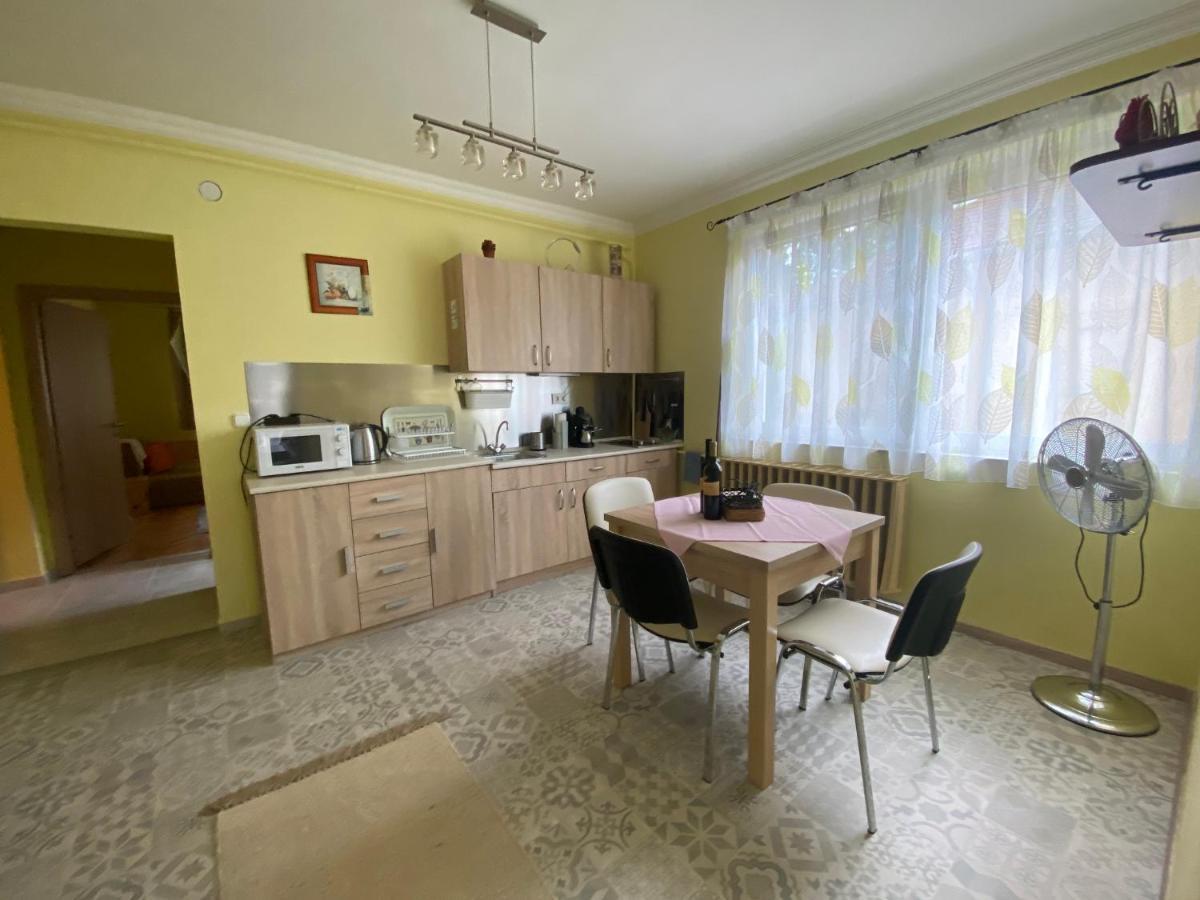 Eszter Apartman Eger Extérieur photo