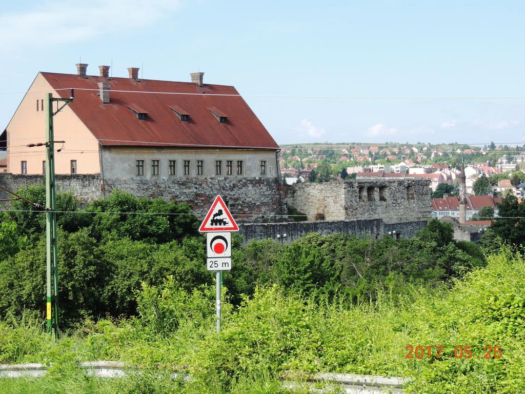 Eszter Apartman Eger Extérieur photo