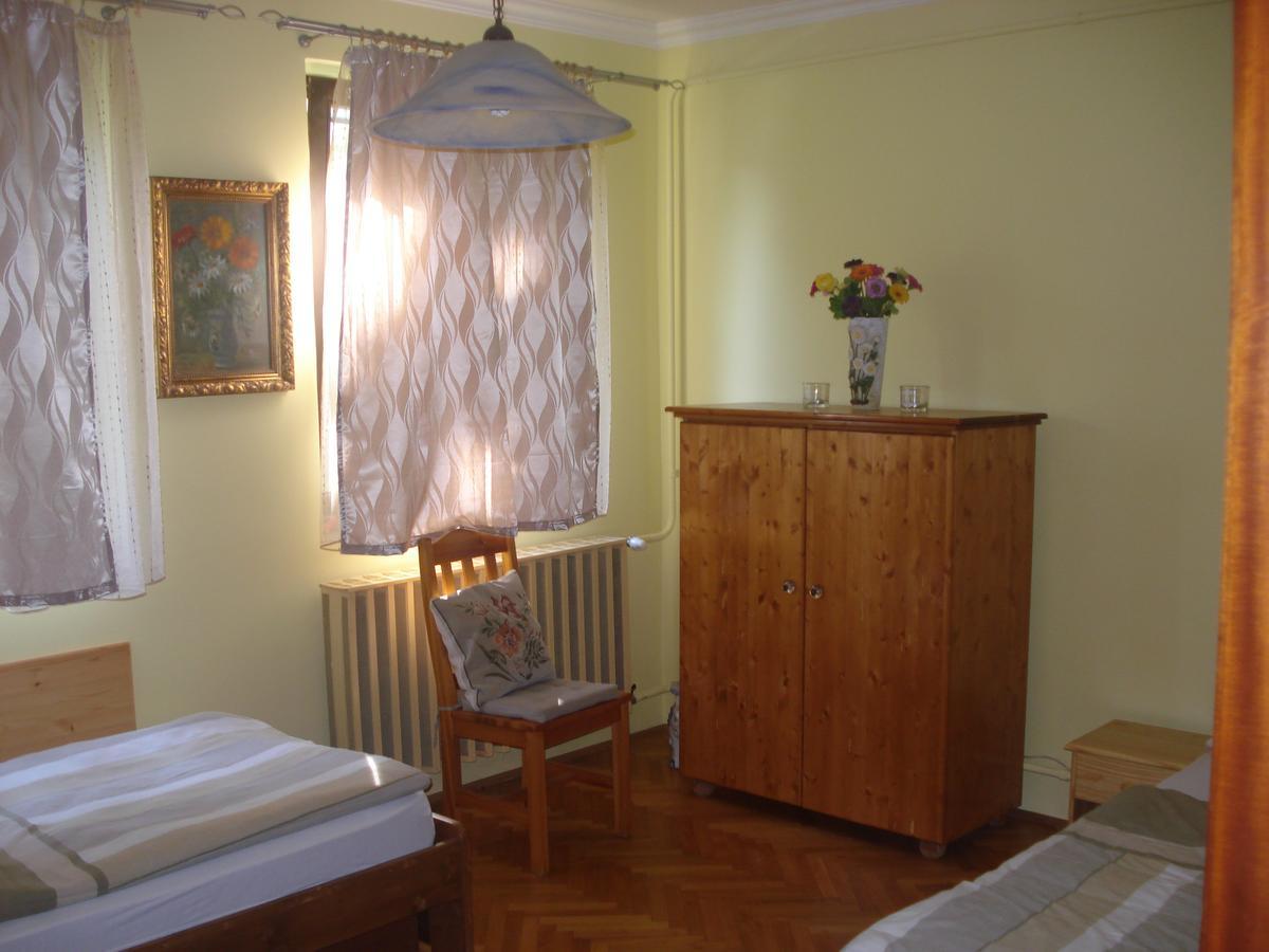 Eszter Apartman Eger Extérieur photo